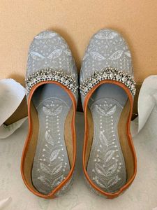 🩰Elegant Embroidered Juttis🩰