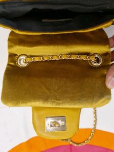 accessorise london Crossbody Bag - Quilted Velvet