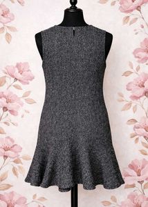 Chic Sleeveless Flared Dress with Pockets