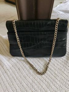 Chic Black Croc-Embossed Chain Shoulder Bag