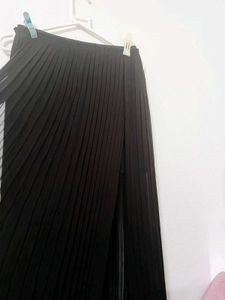 Chic Black Pleated Midi Skirt