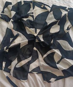 Chic Black &amp; White Abstract Print Wrap Top