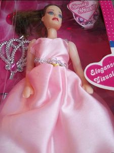 2 Barbies Dolls &amp; Lunch Boxes