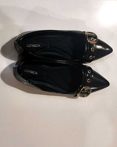 Chic glossy Black Pointed Toe Flats with gold  Buc