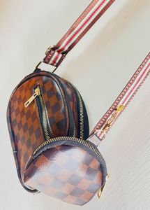 Stylish Gucci sling bag with pouch