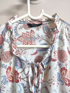 FLORAL PRINT TOP WITH NECK TIE-UP