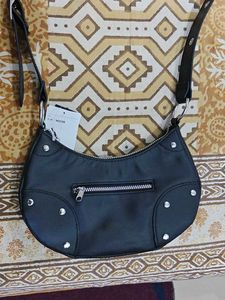h&m black sling bag