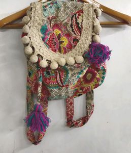 🎸SMALL FLORAL  BACKPACK WITH POM DETAILING 🎻🎸