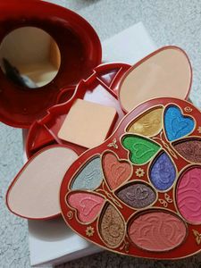 Heart-Shaped Eyeshadow Palette
