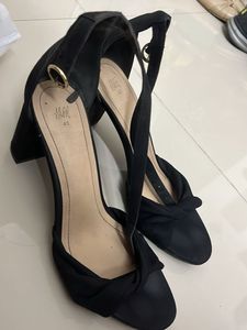 Chic Black Twist Detail Heels