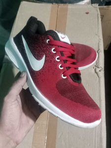 NEW NO USED SPORTS SHOES FOR MAN.