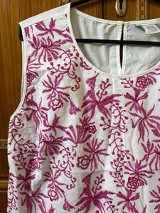 Stylish Sleeveless Floral Print Kurta