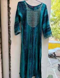 Embroidered Blue &amp; Green Kurta
