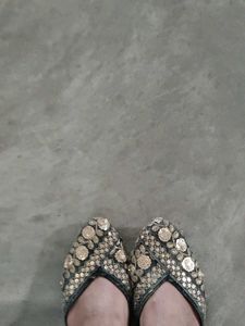 Embellished Juttis/Mojaris