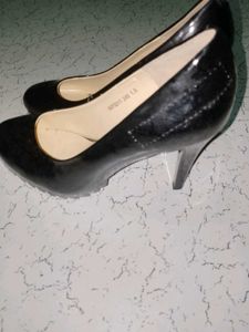 heels black colour