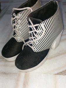 FREE DELIVERY HIGH HEELS BLACK N WHITE BOOTS