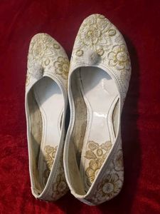 casual white ballerinas