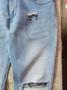 Light Wash blue torn Jeans
