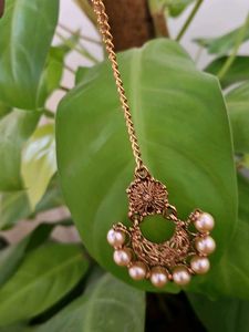 Elegant Gold-Tone Bindi