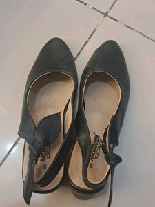 Chic Black Slingback Heels