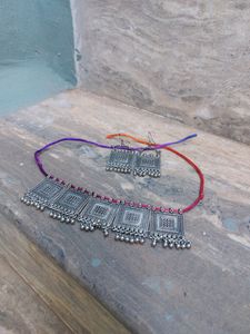 Choker Necklace with a Pair Of Matching earrings** 🌹