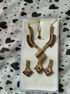 Stunning Jewel Set with Earrings