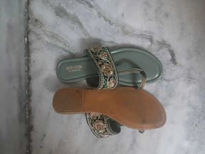 price Dropped🤩 Flat Sandals.