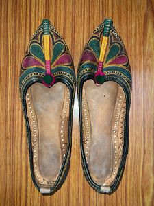 Pakistani dhaaga Embroidered Juttis