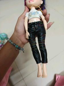 Rainbow High Doll one hand missing