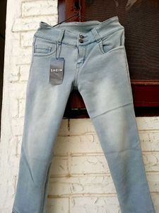 Light Wash Cut-out Detail Jeans