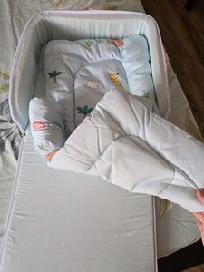 Portable baby bed