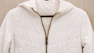 🤍 Elegant Off-White Hooded Winter Quilted Jacket