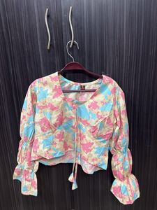 Chic Floral Print Cropped Blouse