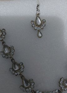 beautiful  necklace  and mangtika