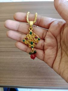 Elegant Gold-Toned Necklace with Pendant