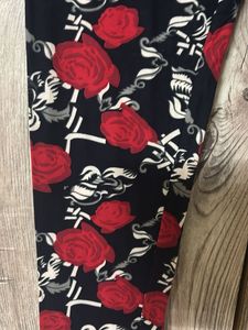 Active Wear Set: Top &amp; Rose Print Leggings