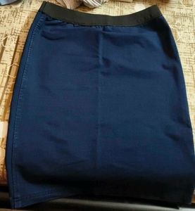 a navy blue skirt 😍
