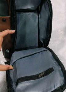 ✅🆕BRAND NEW Stylish Black Sling Bag with Lock🆕✅