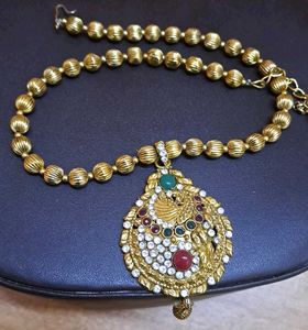 Exquisite Gold Tone Necklace with Pendant