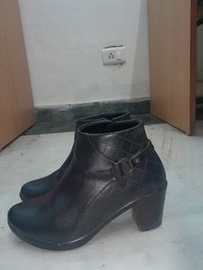 Chic Black Quilted Ankle Boots
