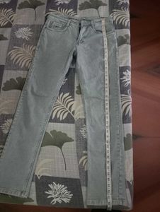 Men's Grey Washed Jeans..