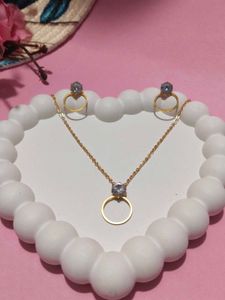 NEW Gold Tone Necklace and Earrings Set