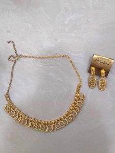 Gold Tone Necklace &amp; Earrings Set