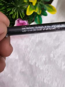 The Swiss Beauty Eyebrow Definer Pencil in Black i