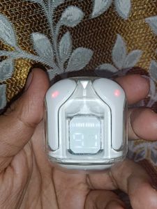 White Wireless Airpods
