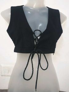 Black Lace-Up V-Neck Crop Top no 36