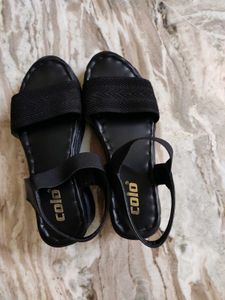 Amazon brand colo Black Flat Sandals