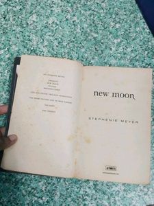 New Moon by Stephenie Meyer