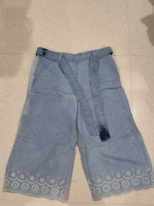 Light Wash Cropped Jeans with Belt ( capri )