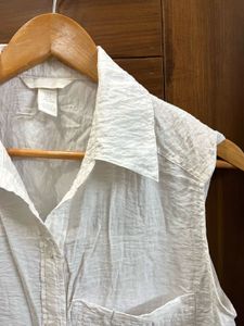 H&amp;M Sleeveless White Textured Shirt